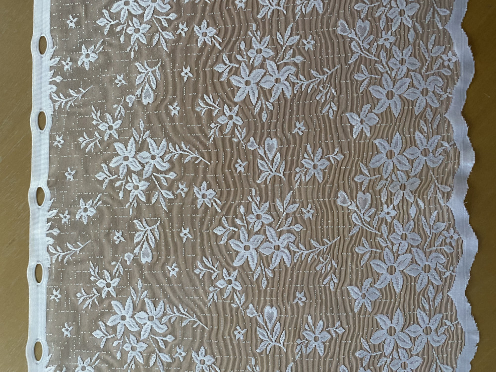 Valge, lillemuster pitskardina kangas (õrnalt sädelev): kõrgus-55cm