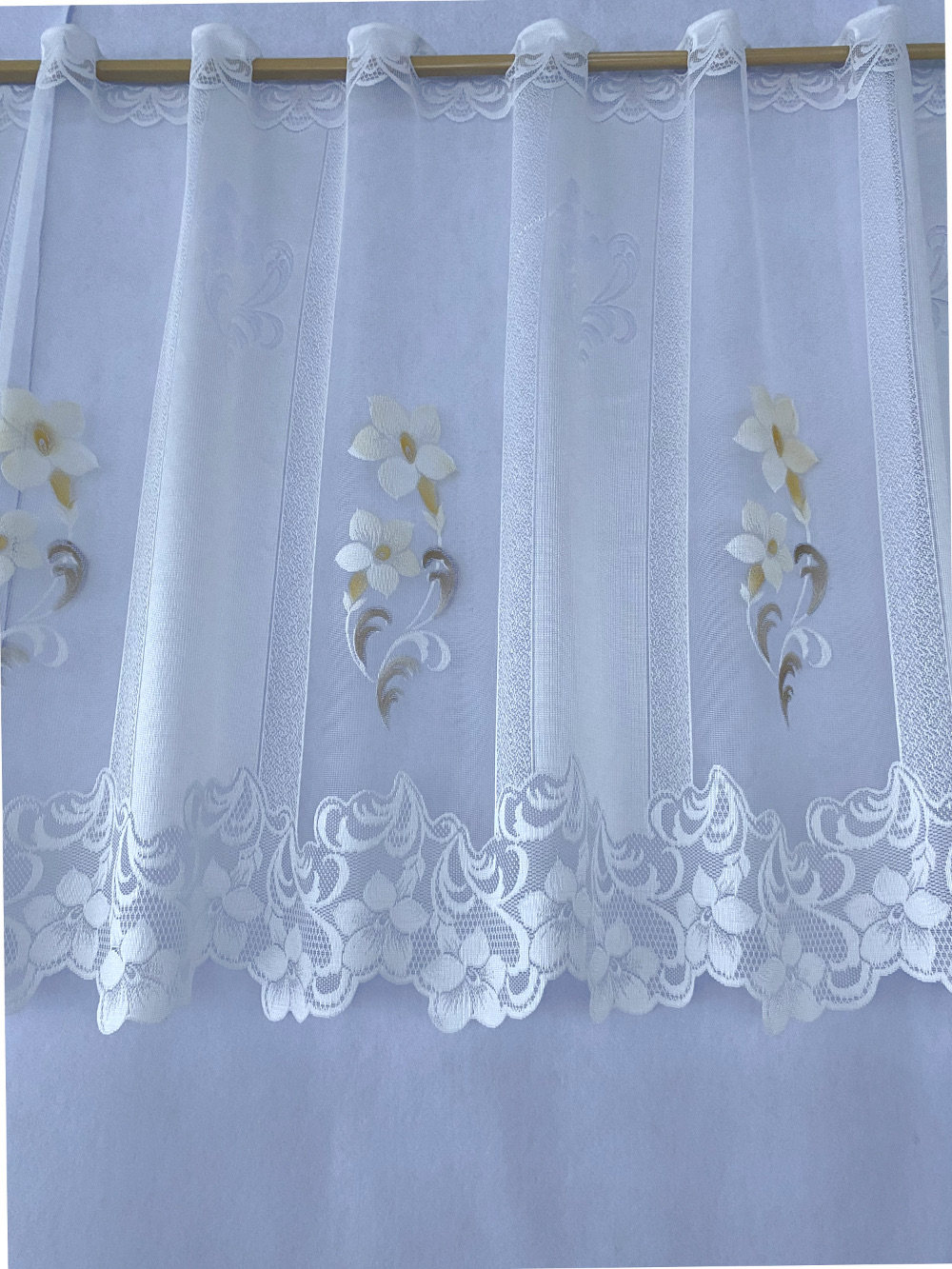 Valgel põhjal kollase-beezikirju lillemustriga pitskardinad/kõrgus-90cm - Image 2