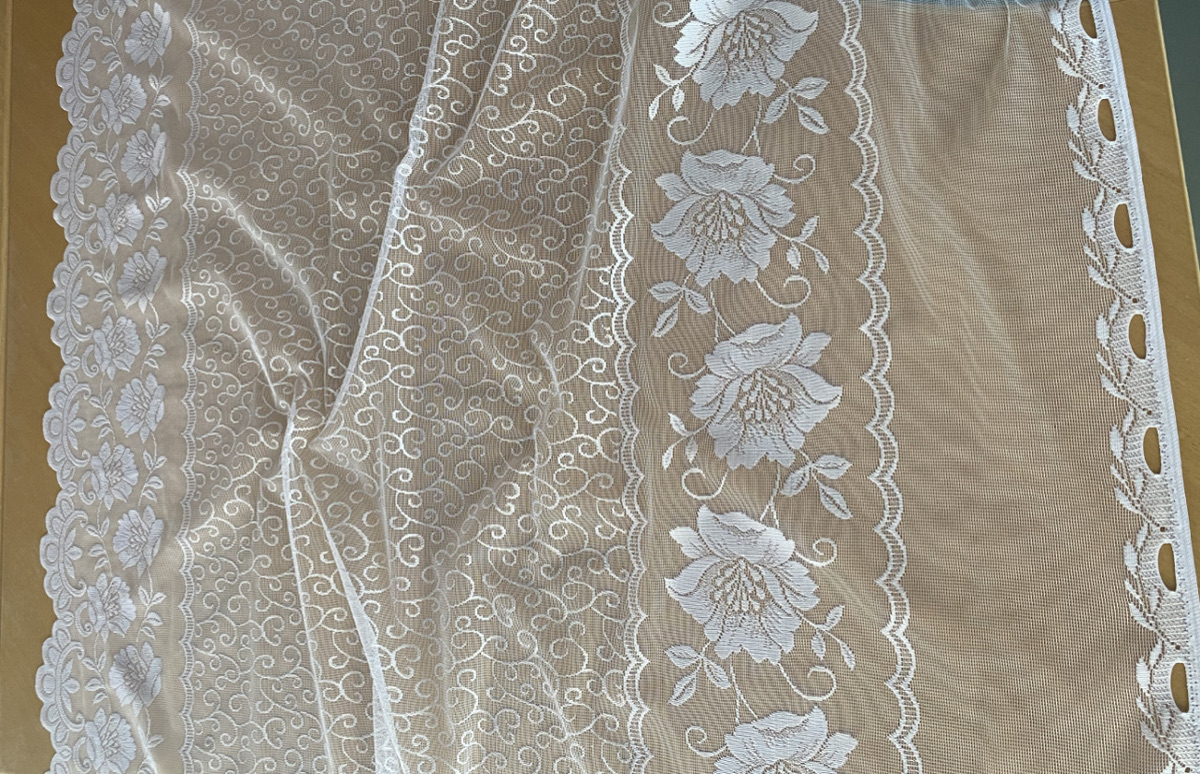 Valge, lillemustriga pitskardin: kõrgus-115cm - Image 5